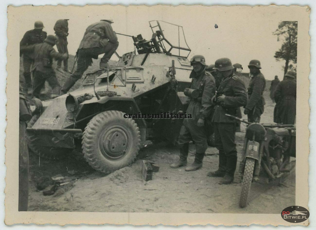 [Z.Inf.Rgt.92.001] #023 Orig. Foto Krad bei 4-Rad SdKfz 222 Panzerspähwagen vor LOMZA Narew Polen 1939.jpg