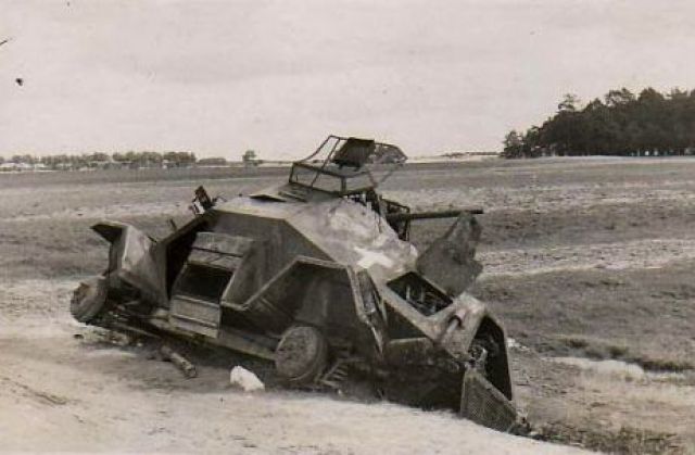 Sd.Kfz 222 WH-143382 (003).jpg