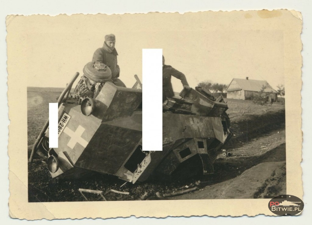 Sd.Kfz 221 WH-28013 (003){a} Polen Feldzug deutscher Späh-Panzer SdKfz 222 Nummernschild abgeschossen in aw.jpg