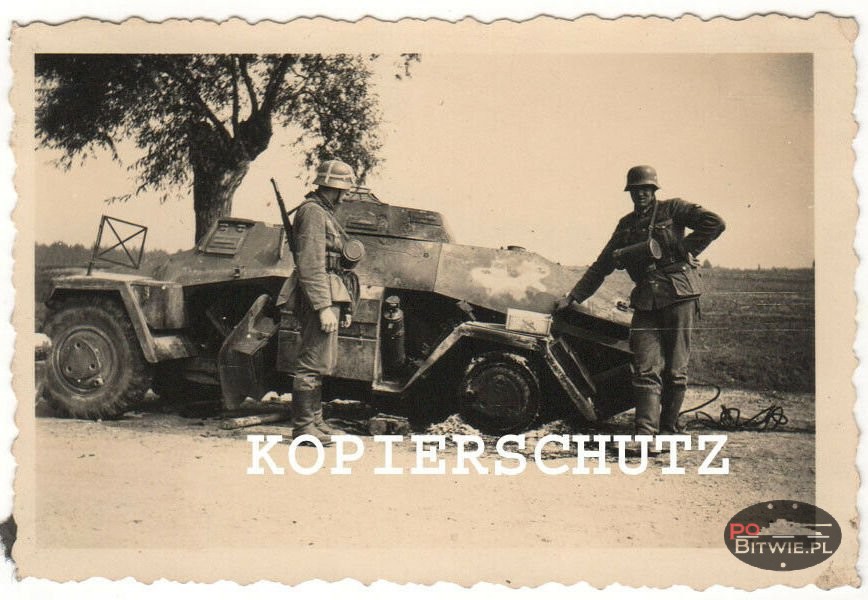 [PSW][#104]{001}{a} le.Pz.Sp.Wg (M.G.) Sd.Kfz.221, Aufkl.Abt.(mot.).20, WH-xxxxx, droga Zambrów-Czyżewo, spalony, na drodze.jpg