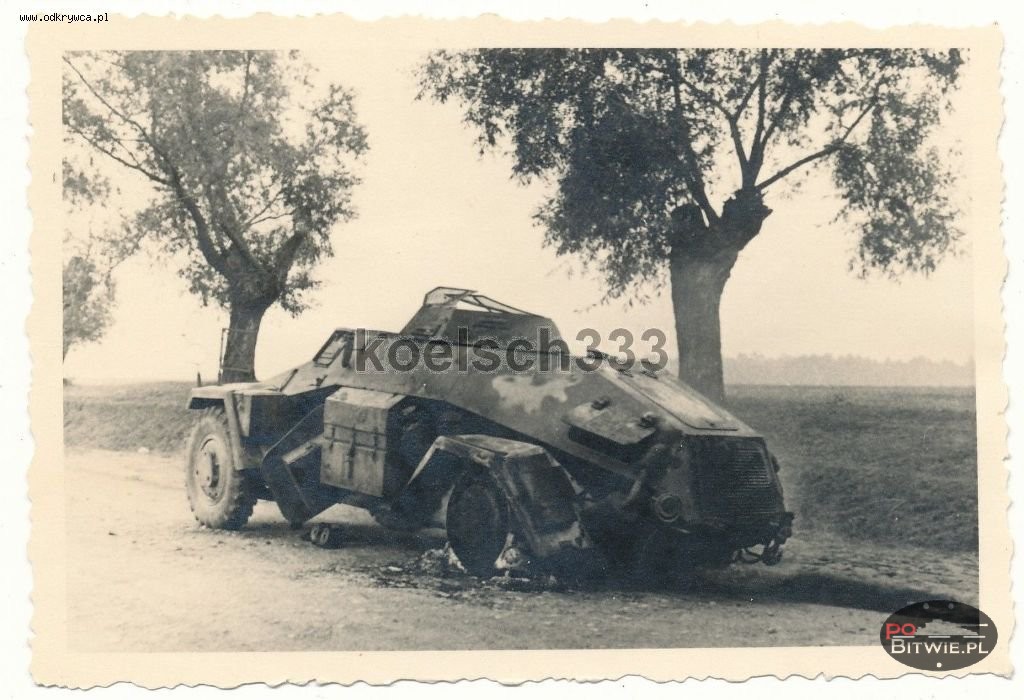 [PSW][#104]{002}{a} le.Pz.Sp.Wg (M.G.) Sd.Kfz.221, Aufkl.Abt.(mot.).20, WH-xxxxx, droga Zambrów-Czyżewo, spalony, na drodze.jpg