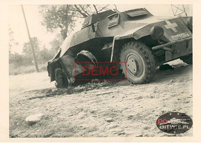 [PSW][#104]{004}{a} le.Pz.Sp.Wg (M.G.) Sd.Kfz.221, Aufkl.Abt.(mot.).20, WH-62422, droga Zambrów-Czyżewo, spalony, na drodze.JPG