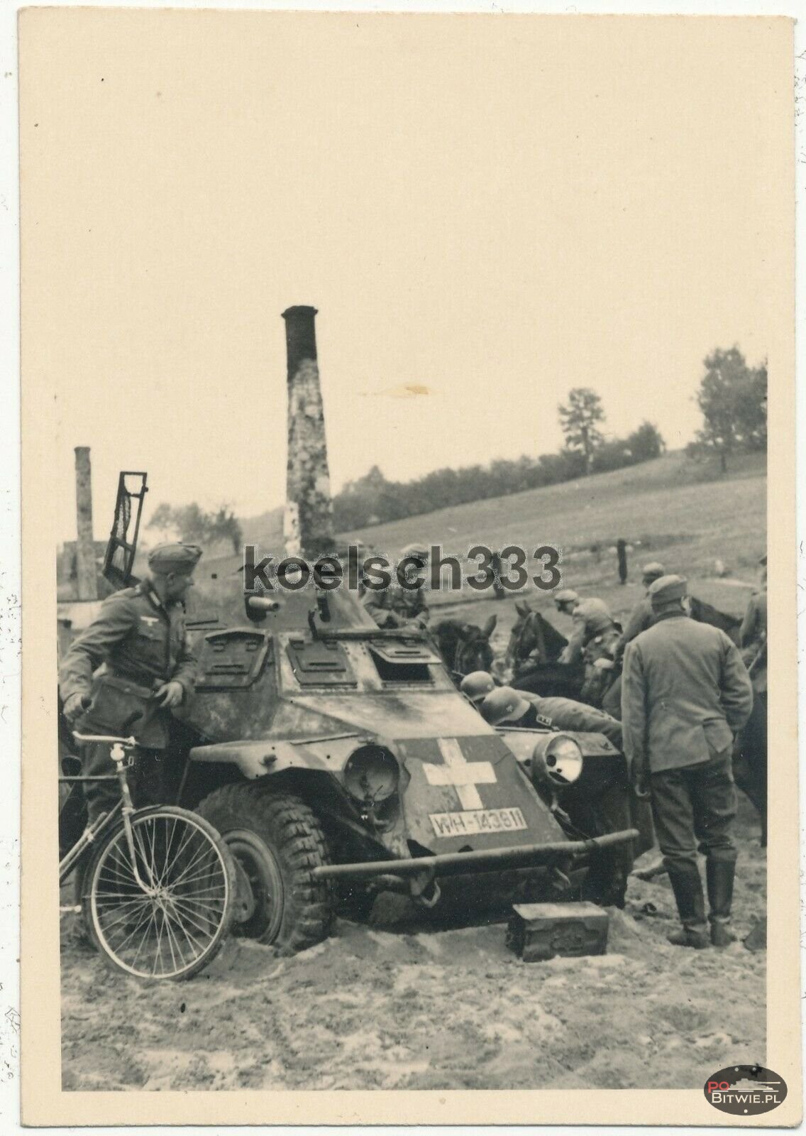 [PSW][#199]{002}{a} le.Pz.Sp.Wg (2 cm) Sd.Kfz.222, Aufkl.Abt.(mot.).X, WH-143511, Rudka-Zwierzyniec, między chatami.jpg