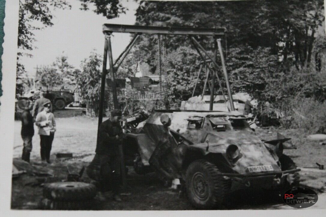 Foto Photo ME Panzer tank Panzerkampfwagen Panzerspähwagen Balkenkreuz Reparatur a.jpg