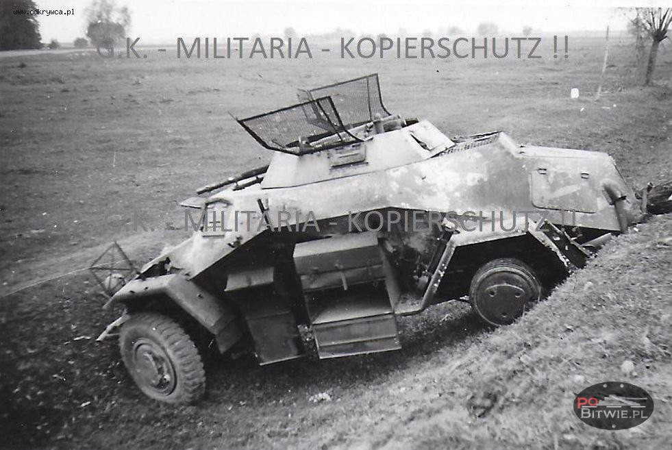 [PSW][#160]{005}{a} le.Pz.Sp.Wg (2 cm) Sd.Kfz.222, Aufkl.Abt.(mot.).5, WH-129065, Dobrosin koło Żółkwi, w poprzek rowu, 6 dziur po Boforsie.jpg