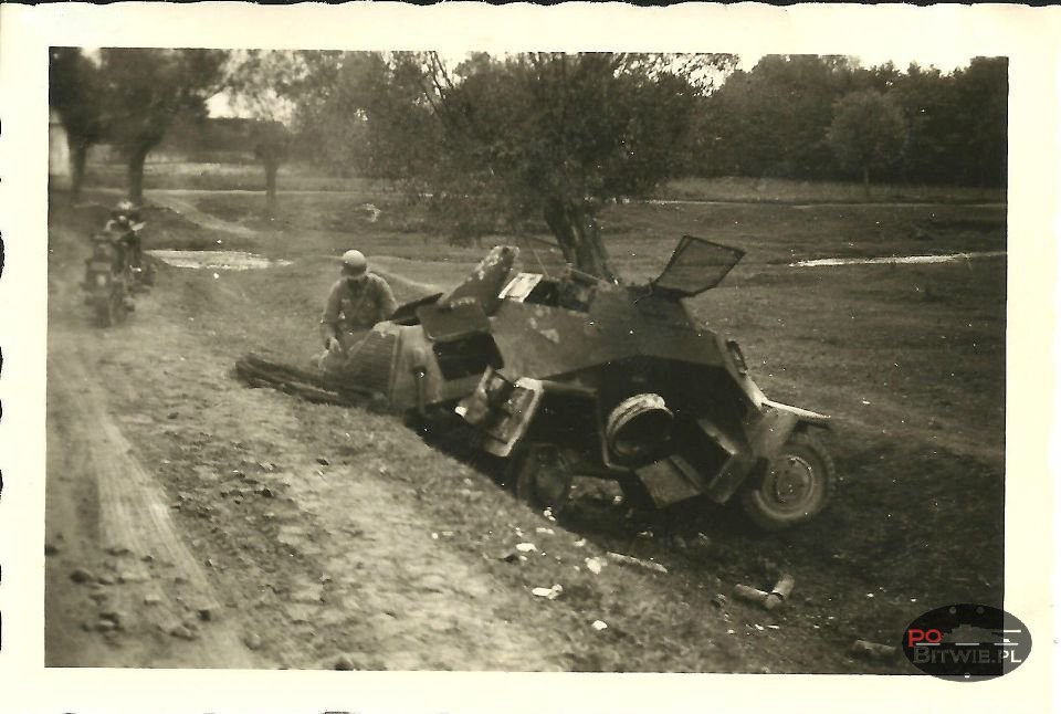 [PSW][#160]{006}{a} le.Pz.Sp.Wg (2 cm) Sd.Kfz.222, Aufkl.Abt.(mot.).5, WH-129065, Dobrosin koło Żółkwi, w poprzek rowu, 6 dziur po Boforsie.jpg