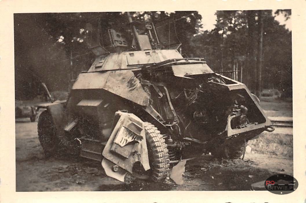 [PSW][#151]{002}{a} le.Pz.Sp.Wg (2 cm) Sd.Kfz.222, Aufkl.Abt.(mot.).4, WH-111179, Włodzimierzów (droga Piotrków-Sulejów), rozbity lewy tył.jpg