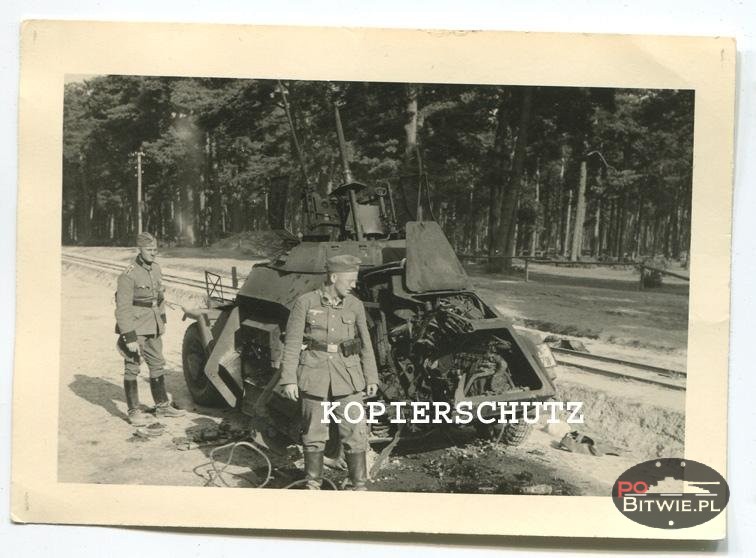 [PSW][#151]{004}{a} le.Pz.Sp.Wg (2 cm) Sd.Kfz.222, Aufkl.Abt.(mot.).4, WH-111179, Włodzimierzów (droga Piotrków-Sulejów), rozbity lewy tył.jpg