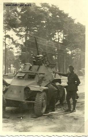 [PSW][#151]{005}{a} le.Pz.Sp.Wg (2 cm) Sd.Kfz.222, Aufkl.Abt.(mot.).4, WH-111179, Włodzimierzów (droga Piotrków-Sulejów), rozbity lewy tył.jpg