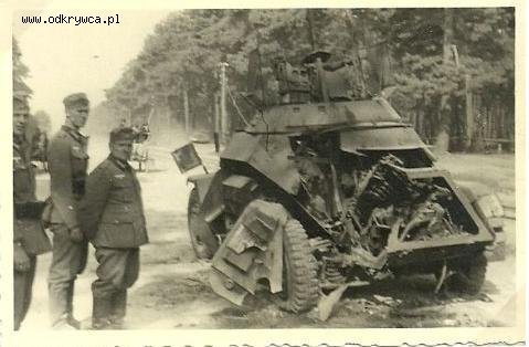 [PSW][#151]{006}{a} le.Pz.Sp.Wg (2 cm) Sd.Kfz.222, Aufkl.Abt.(mot.).4, WH-111179, Włodzimierzów (droga Piotrków-Sulejów), rozbity lewy tył.jpg