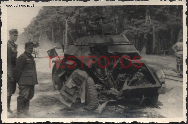 [PSW][#151]{008}{a} le.Pz.Sp.Wg (2 cm) Sd.Kfz.222, Aufkl.Abt.(mot.).4, WH-111179, Włodzimierzów (droga Piotrków-Sulejów), rozbity lewy tył.jpg