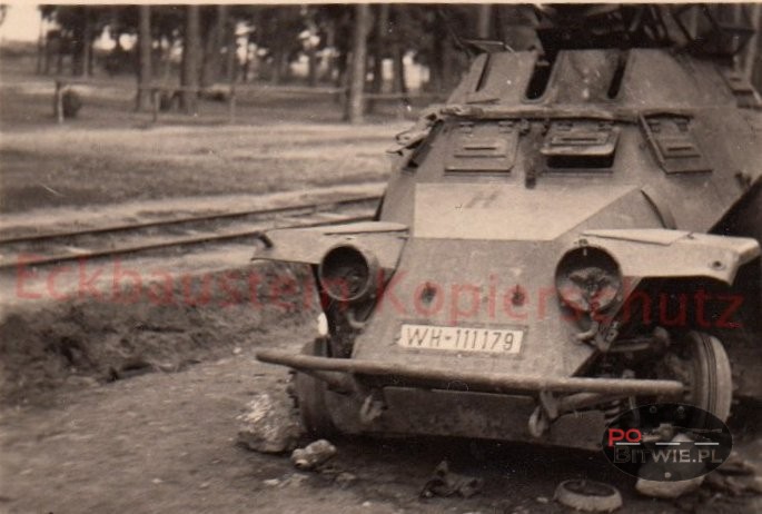 [PSW][#151]{099}{a} le.Pz.Sp.Wg (2 cm) Sd.Kfz.222, Aufkl.Abt.(mot.).4, WH-111179, Włodzimierzów (droga Piotrków-Sulejów), rozbity lewy tył.jpg