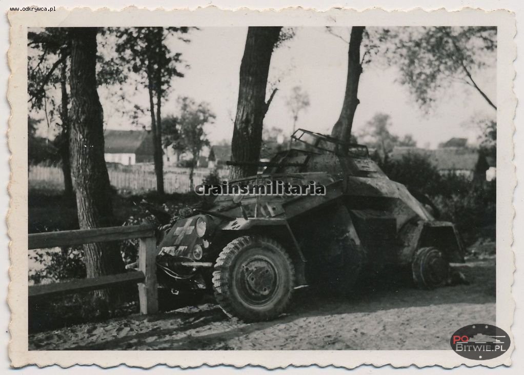 [PSW][#190]{002}{a} le.Pz.Sp.Wg (2 cm) Sd.Kfz.222, Aufkl.Abt.(mot.).X, WH-xxxxx, okolice Radomia przy drewnianej barierce, później Fabryka Broni w Radomiu.jpg