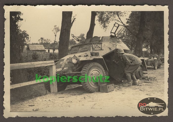 [PSW][#190]{003}{a} le.Pz.Sp.Wg (2 cm) Sd.Kfz.222, Aufkl.Abt.(mot.).X, WH-xxxxx, okolice Radomia przy drewnianej barierce, później Fabryka Broni w Radomiu.jpg