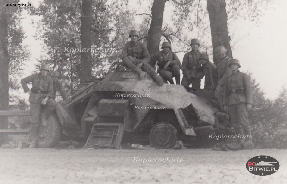 [PSW][#190]{004}{a} le.Pz.Sp.Wg (2 cm) Sd.Kfz.222, Aufkl.Abt.(mot.).X, WH-xxxxx, okolice Radomia przy drewnianej barierce, później Fabryka Broni w Radomiu.jpg