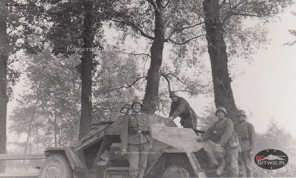 [PSW][#190]{005}{a} le.Pz.Sp.Wg (2 cm) Sd.Kfz.222, Aufkl.Abt.(mot.).X, WH-xxxxx, okolice Radomia przy drewnianej barierce, później Fabryka Broni w Radomiu.jpg