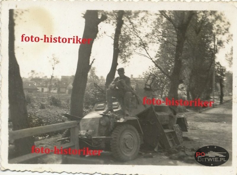 [PSW][#190]{006}{a} le.Pz.Sp.Wg (2 cm) Sd.Kfz.222, Aufkl.Abt.(mot.).X, WH-xxxxx, okolice Radomia przy drewnianej barierce, później Fabryka Broni w Radomiu.jpg