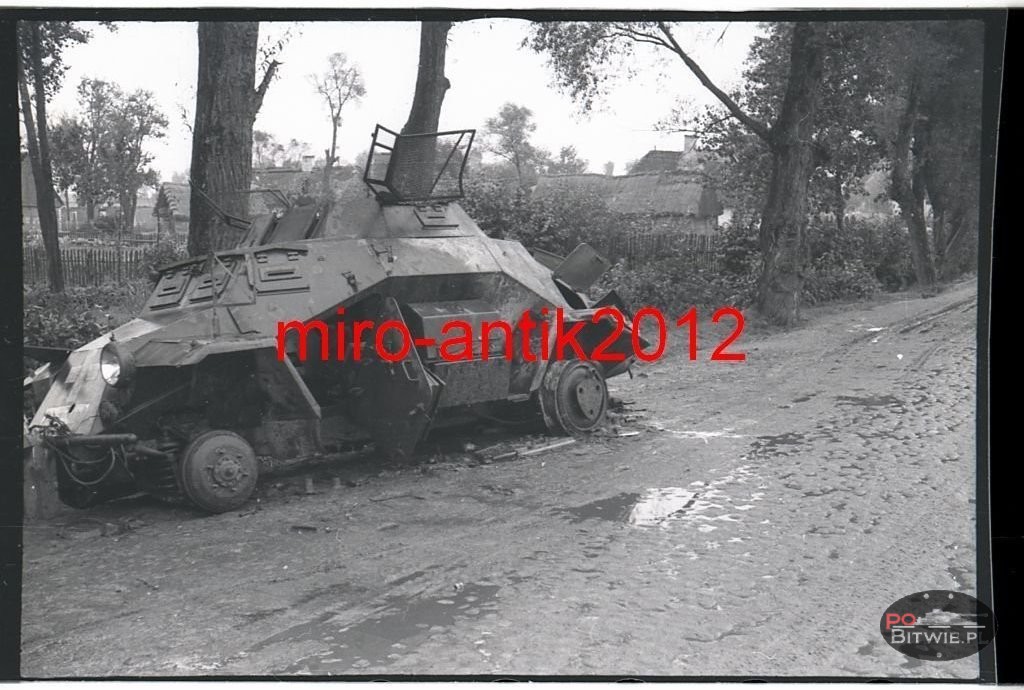 [PSW][#190]{102}{a} le.Pz.Sp.Wg (2 cm) Sd.Kfz.222, Aufkl.Abt.(mot.).X, WH-xxxxx, okolice Radomia przy drewnianej barierce, później Fabryka Broni w Radomiu.jpg