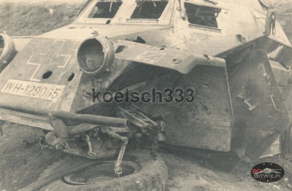 [PSW][#160]{101}{a} le.Pz.Sp.Wg (2 cm) Sd.Kfz.222, Aufkl.Abt.(mot.).5, WH-129065, Dobrosin koło Żółkwi, w poprzek rowu, 6 dziur po Boforsie.jpg