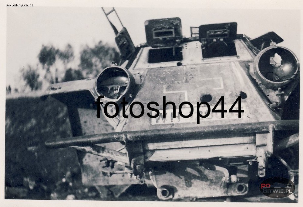 [PSW][#160]{105}{a} le.Pz.Sp.Wg (2 cm) Sd.Kfz.222, Aufkl.Abt.(mot.).5, WH-129065, Dobrosin koło Żółkwi, w poprzek rowu, 6 dziur po Boforsie.jpg