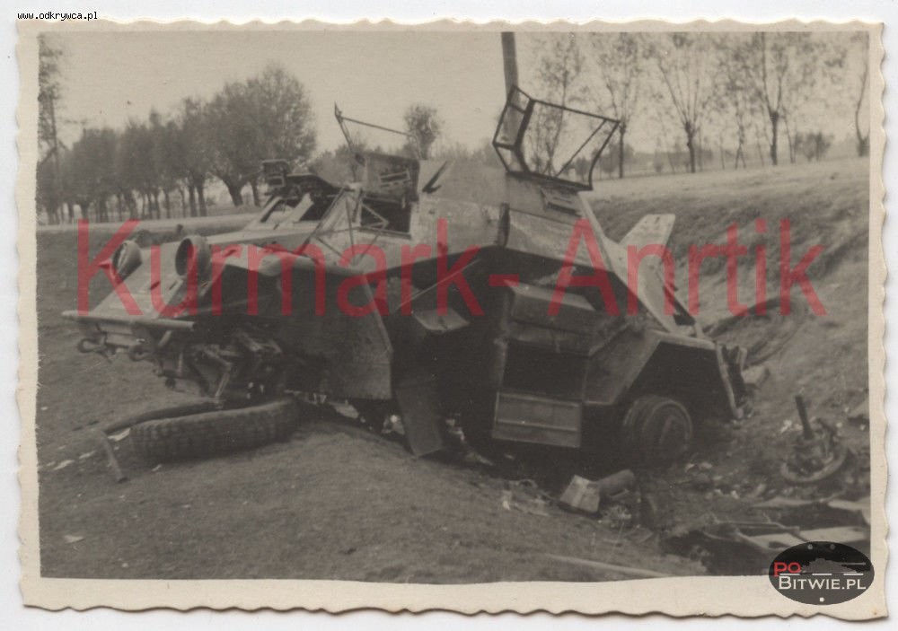 [PSW][#160]{107}{a} le.Pz.Sp.Wg (2 cm) Sd.Kfz.222, Aufkl.Abt.(mot.).5, WH-129065, Dobrosin koło Żółkwi, w poprzek rowu, 6 dziur po Boforsie.jpg