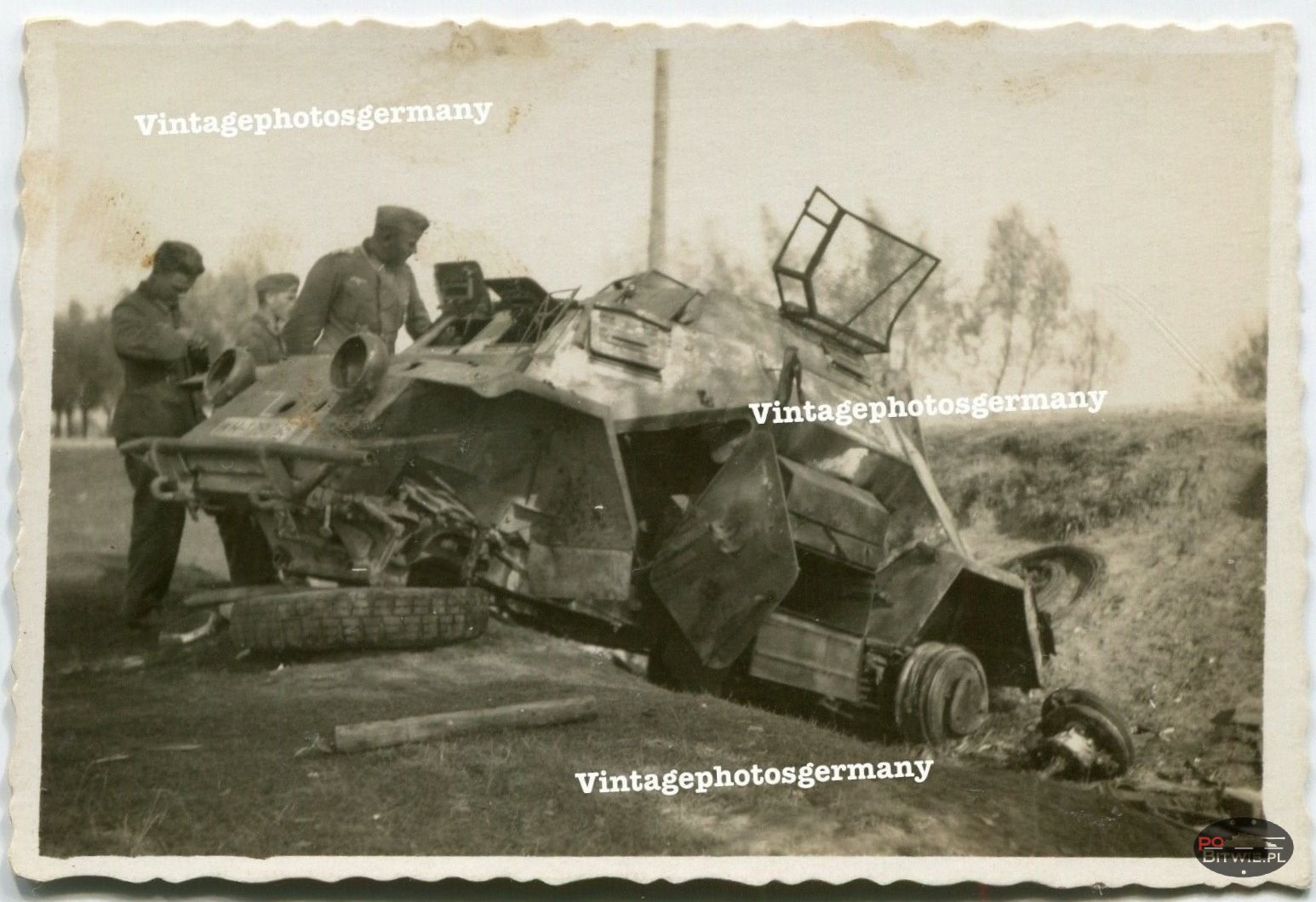 [PSW][#160]{109}{a} le.Pz.Sp.Wg (2 cm) Sd.Kfz.222, Aufkl.Abt.(mot.).5, WH-129065, Dobrosin koło Żółkwi, w poprzek rowu, 6 dziur po Boforsie.jpg