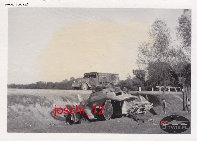 [PSW][#160]{114}{a} le.Pz.Sp.Wg (2 cm) Sd.Kfz.222, Aufkl.Abt.(mot.).5, WH-129065, Dobrosin koło Żółkwi, w poprzek rowu, 6 dziur po Boforsie.jpg