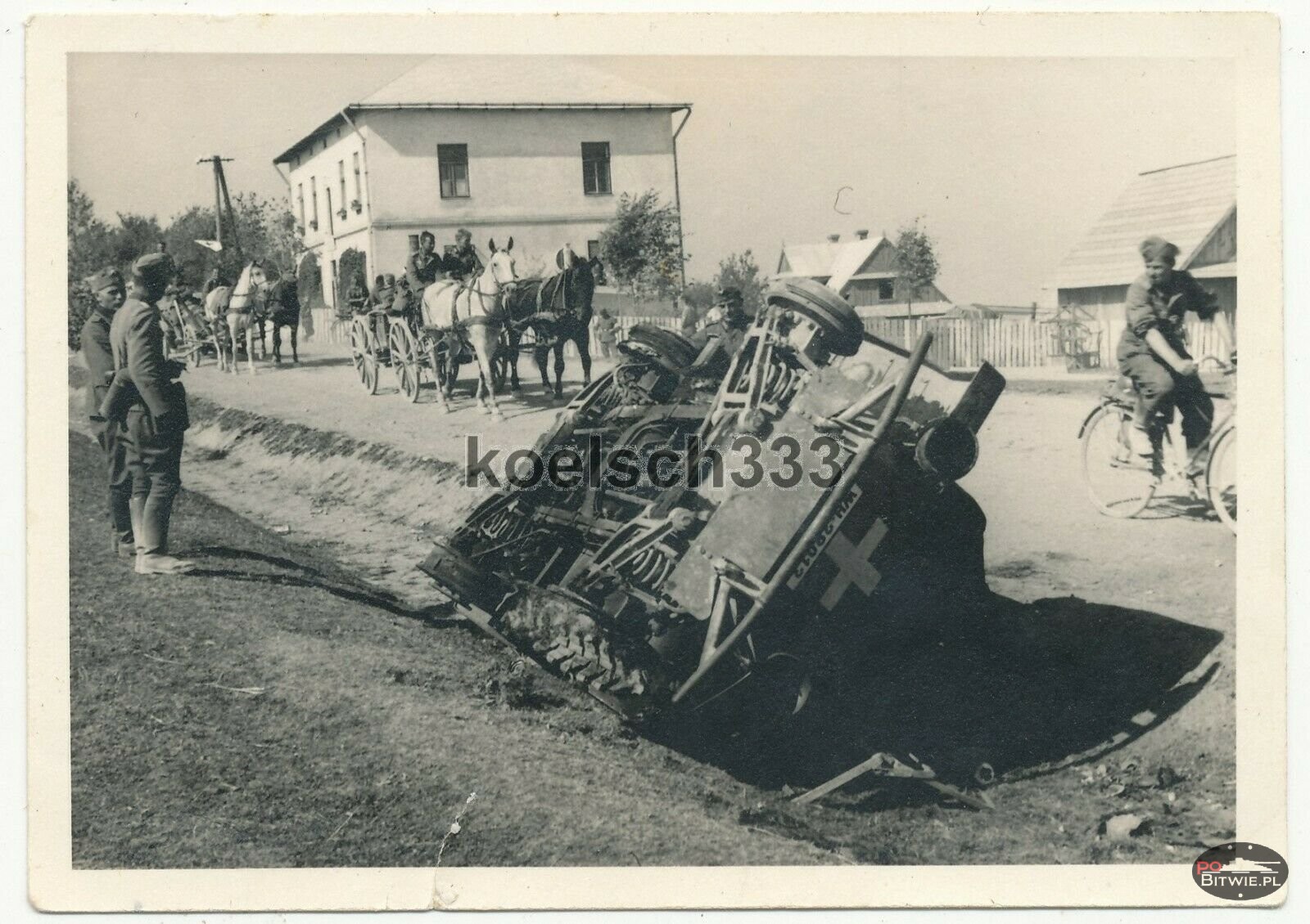 [Z.X0041] Foto Wehrmacht Pferde Gefechtswagen an 4 Rad Spähpanzer Wrack in Polen 1939.jpg