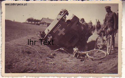 [PSW][#102]{105}{a} le.Pz.Sp.Wg (M.G.) Sd.Kfz.221, II.!Aufkl.Rgt.(mot.).9, WH-28013, Ujazdy (Wesoła), na boku w rowie, lewy przód z oponą .jpg