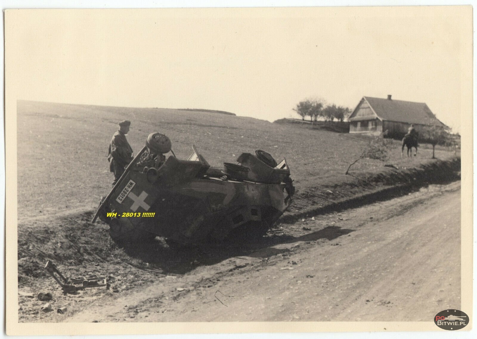 [PSW][#102]{301}{a} le.Pz.Sp.Wg (M.G.) Sd.Kfz.221, II.!Aufkl.Rgt.(mot.).9, WH-28013, Ujazdy (Wesoła), w rowie, strzałki.jpg