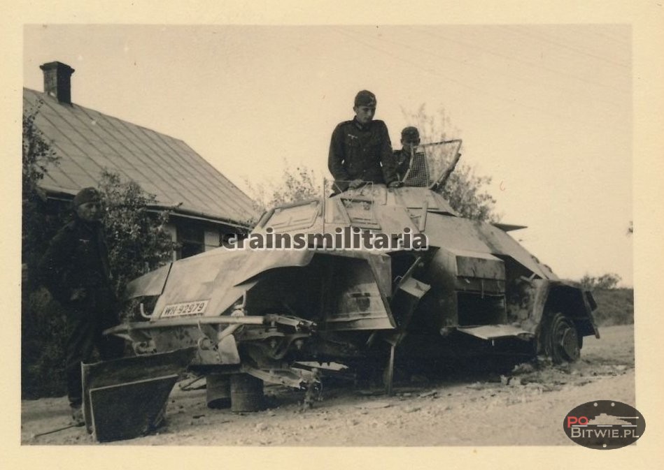 [PSW][#165]{001}{a} le.Pz.Sp.Wg (2 cm) Sd.Kfz.222, Aufkl.Abt.(mot.).X, WH-92979, okolice Iłży, przy drewnianej chacie, później rów.jpg