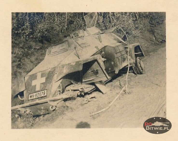 [PSW][#165]{101}{a} le.Pz.Sp.Wg (2 cm) Sd.Kfz.222, Aufkl.Abt.(mot.).X, WH-92979, okolice Iłży, przy drewnianej chacie, później rów.jpg