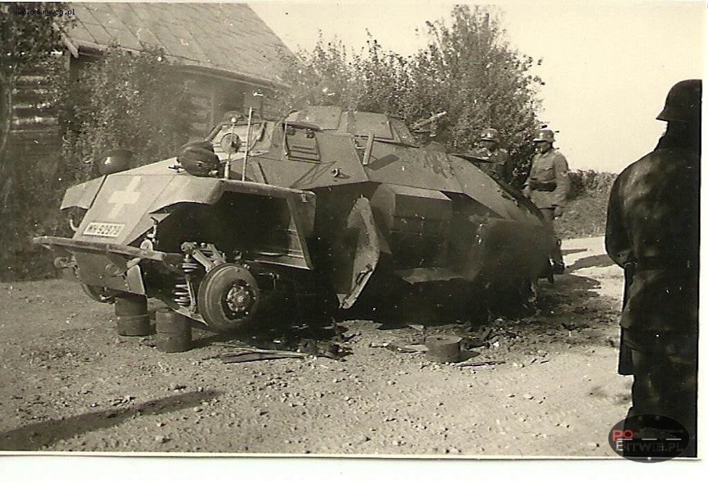 [PSW][#165]{002}{a} le.Pz.Sp.Wg (2 cm) Sd.Kfz.222, Aufkl.Abt.(mot.).X, WH-92979, okolice Iłży, przy drewnianej chacie, później rów - Lubien.jpg