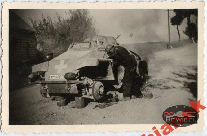 [PSW][#165]{004}{a} le.Pz.Sp.Wg (2 cm) Sd.Kfz.222, Aufkl.Abt.(mot.).X, WH-92979, okolice Iłży, przy drewnianej chacie, później rów.jpg