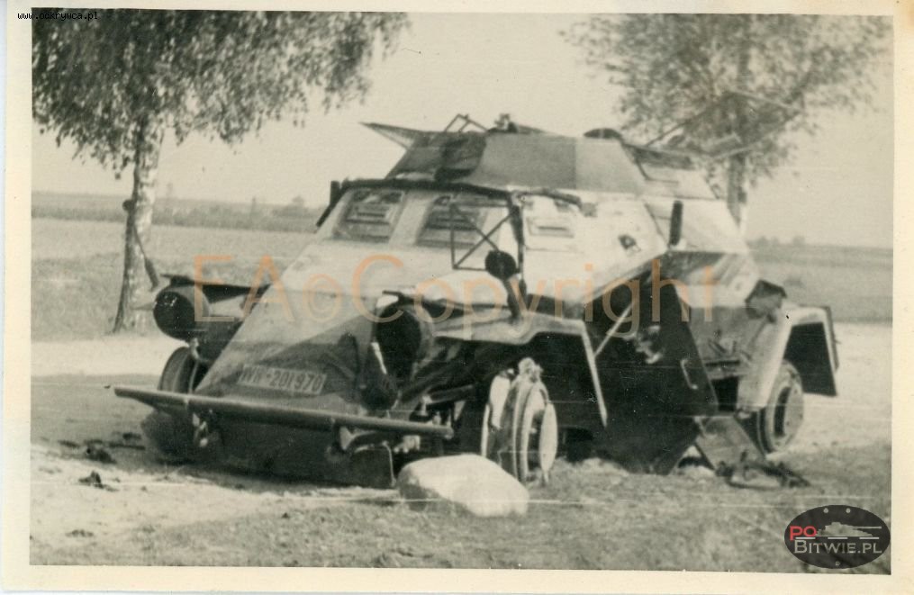 [PSW][#198]{001}{a} le.Pz.Sp.Wg (2 cm) Sd.Kfz.222, Aufkl.Abt.(mot.).X, WH-201970, na drodze, wjazd do wsi, duży biały kamień.jpg