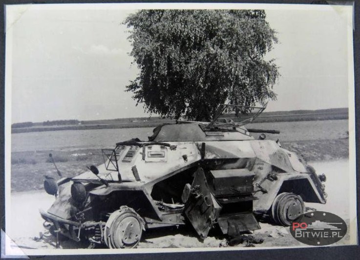 [PSW][#198]{002}{a} le.Pz.Sp.Wg (2 cm) Sd.Kfz.222, Aufkl.Abt.(mot.).X, WH-201970, na drodze, wjazd do wsi, duży biały kamień.jpg