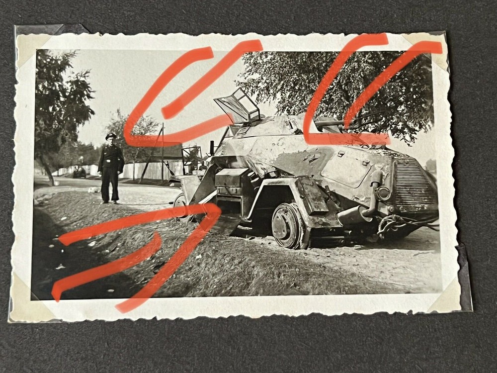 [PSW][#198]{003}{a} le.Pz.Sp.Wg (2 cm) Sd.Kfz.222, Aufkl.Abt.(mot.).X, WH-201970, na drodze, wjazd do wsi, duży biały kamień.jpg