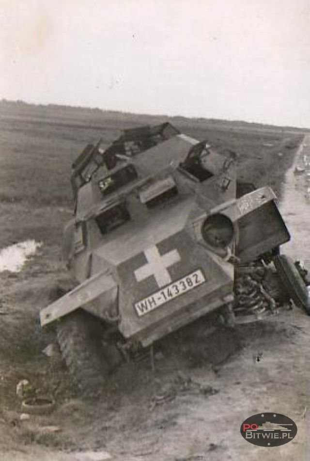 [PSW][#200]{001}{a} le.Pz.Sp.Wg (2 cm) Sd.Kfz.222, Aufkl.Abt.(mot.).X, WH-143382, okolice Radomia, rów przy polnej drodze, tył spalony.jpg