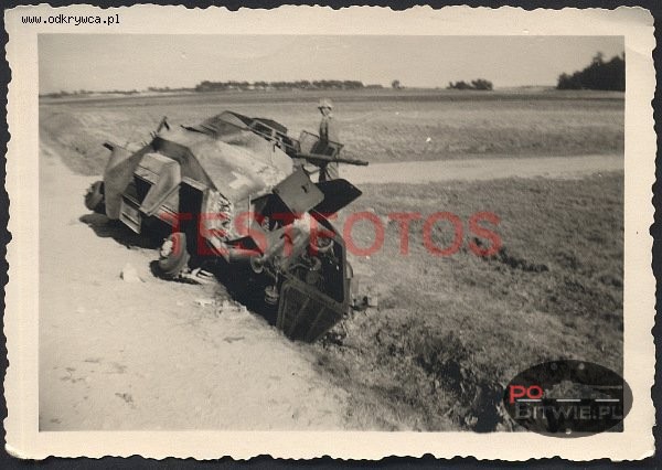 [PSW][#200]{009}{a} le.Pz.Sp.Wg (2 cm) Sd.Kfz.222, Aufkl.Abt.(mot.).X, WH-143382, okolice Radomia, rów przy polnej drodze, tył spalony.jpg