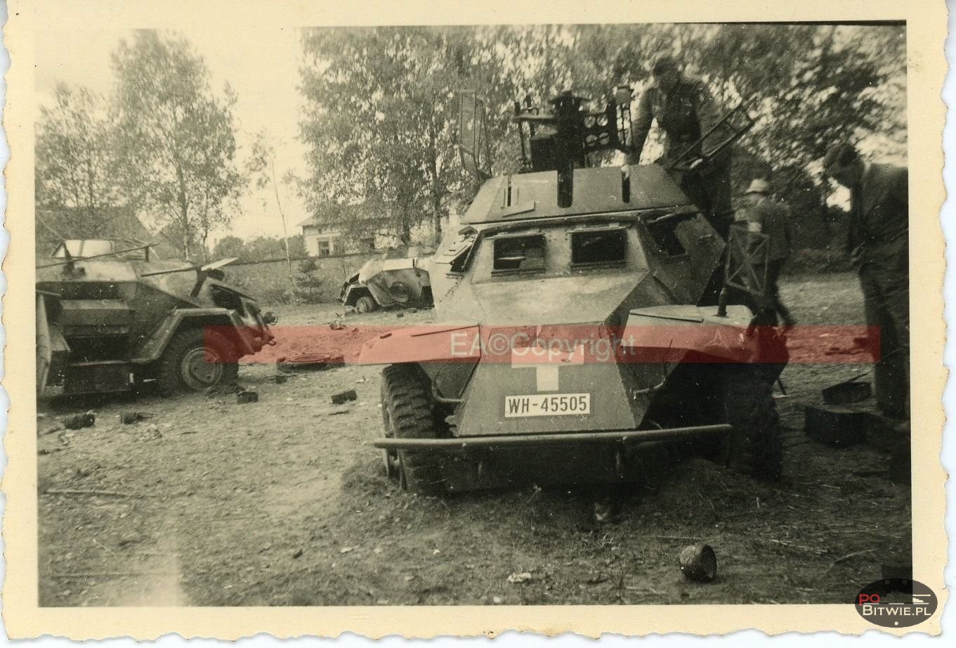 [PSW][#175]{001}{a} le.Pz.Sp.Wg (2 cm) Sd.Kfz.222, Aufkl.Abt.(mot.).7, WH-45505, cmentarz Ostrowy nad Okszą.JPG