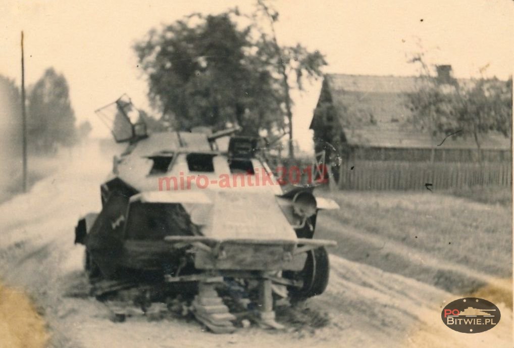 [PSW][#196]{001}{a} le.Pz.Sp.Wg (2 cm) Sd.Kfz.222, Aufkl.Abt.(mot.).5, WH-15xxx, na drodze we wsi, przód podparty na piramidzie deszczułek.jpg