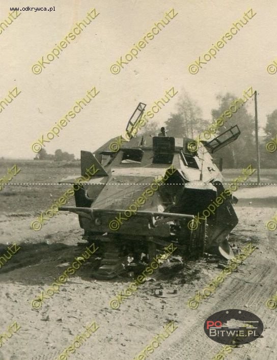 [PSW][#196]{003}{a} le.Pz.Sp.Wg (2 cm) Sd.Kfz.222, Aufkl.Abt.(mot.).5, WH-15xxx, na drodze we wsi, przód podparty na piramidzie deszczułek.jpg