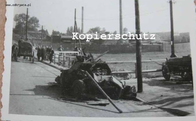 [PSW][#195]{002}{a} le.Pz.Sp.Wg (2 cm) Sd.Kfz.222, Aufkl.Abt.(mot.).X, WH-xxxxx, bez przodu, przy mostku i drewnianych barierkach, okolice Łasku, Krobanowa.jpg