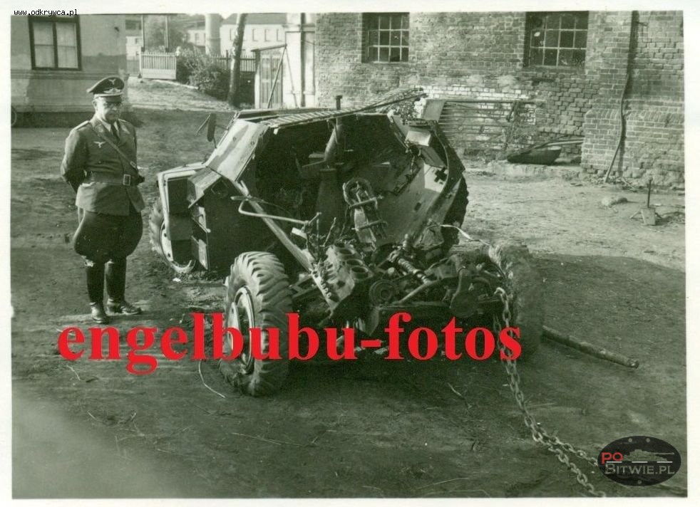 [PSW][#195]{101}{a} le.Pz.Sp.Wg (2 cm) Sd.Kfz.222, Aufkl.Abt.(mot.).X, WH-xxxxx, bez przodu, podwórko z ceglanym budynkiem, okolice Łasku, Krobanowa.jpg