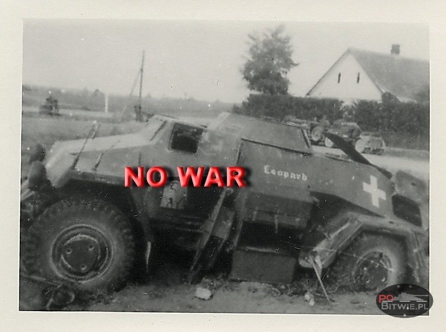 [PSW][#148]{001}{a} le.Pz.Sp.Wg (M.G.) Sd.Kfz.221, Aufkl.Abt.(mot.).X, WH-xxxxx, 'Leopard', duży budynek za żywopłotem.jpg