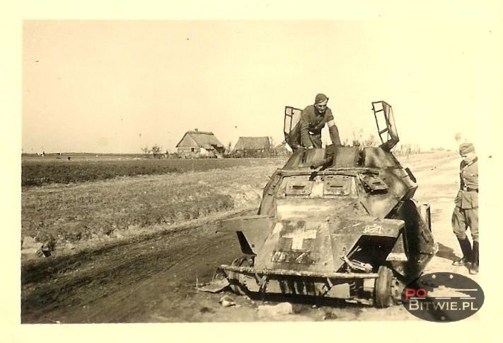 [PSW][#194]{001}{a} le.Pz.Sp.Wg (2 cm) Sd.Kfz.222, Aufkl.Abt.(mot.).X, WH-xxxxx, okolice Lublina, spalony, droga we wsi, później na boku w rowie.jpg