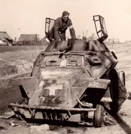 [PSW][#194]{001}{c} le.Pz.Sp.Wg (2 cm) Sd.Kfz.222, Aufkl.Abt.(mot.).X, WH-xxxxx, okolice Lublina, spalony, droga we wsi, później na boku w rowie.jpg