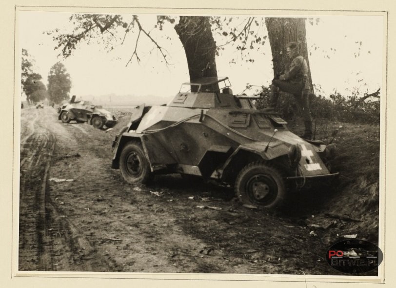 [PSW][#191]{001}{a} le.Pz.Sp.Wg (2 cm) Sd.Kfz.222, Aufkl.Abt.(mot.).X, WH-xxxxx, dziura przy krzyżu,z Sd.Kfz 221, w przód rowie przy drzewie, Wieluń lub Kozienice.jpg