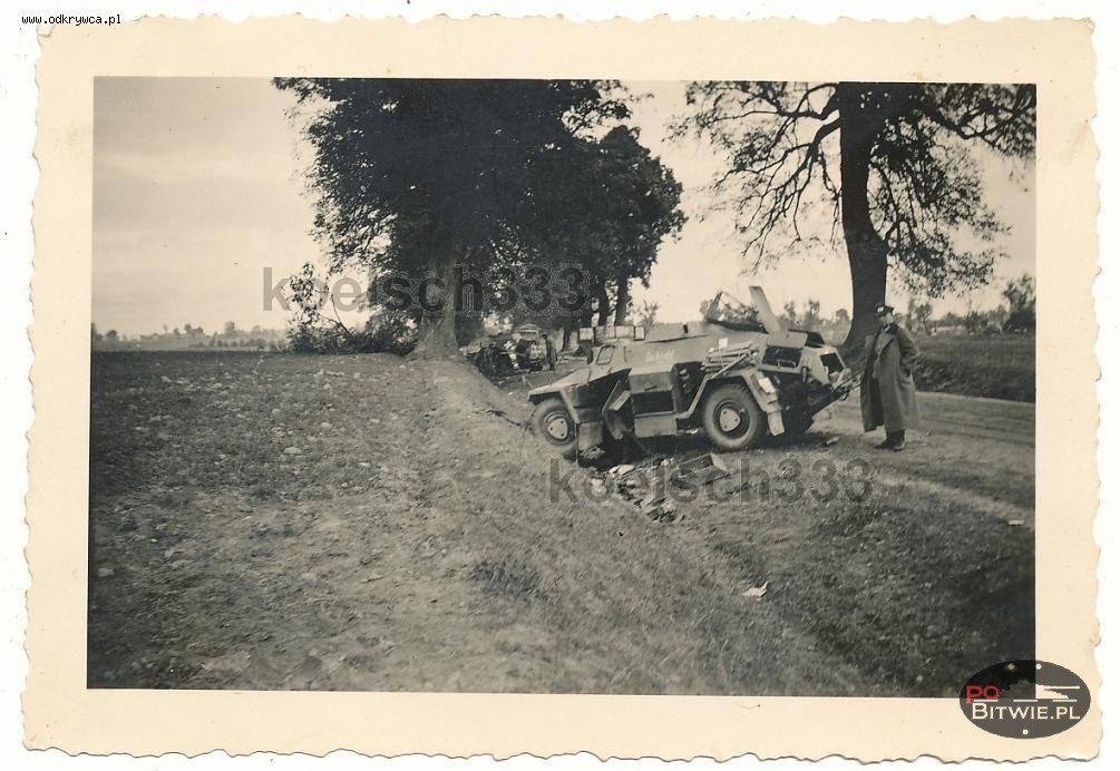 [PSW][#191]{002}{a} le.Pz.Sp.Wg (2 cm) Sd.Kfz.222, Aufkl.Abt.(mot.).X, WH-xxxxx, dziura przy krzyżu,z Sd.Kfz 221, w przód rowie przy drzewie, Wieluń lub Kozienice.221 Wielun Polen 1939.jpg