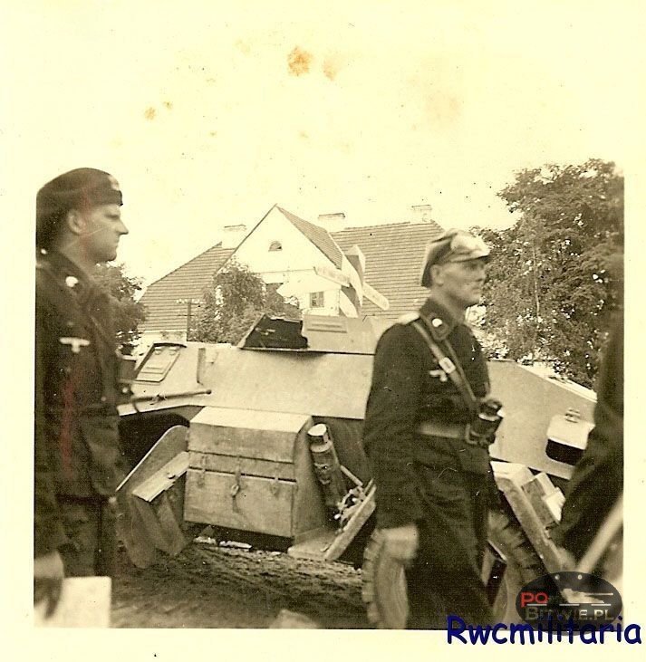 [PSW][#110]{001}{a} le.Pz.Sp.Wg (M.G.) Sd.Kfz.221, Aufkl.Lehr.Abt, WH-xxxxx, wyłamana wieżyczka .jpg